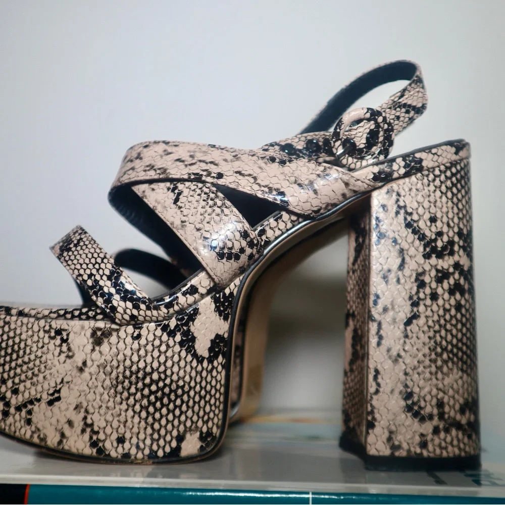 La Moda gray snake print platform heels - Picture 3 of 7